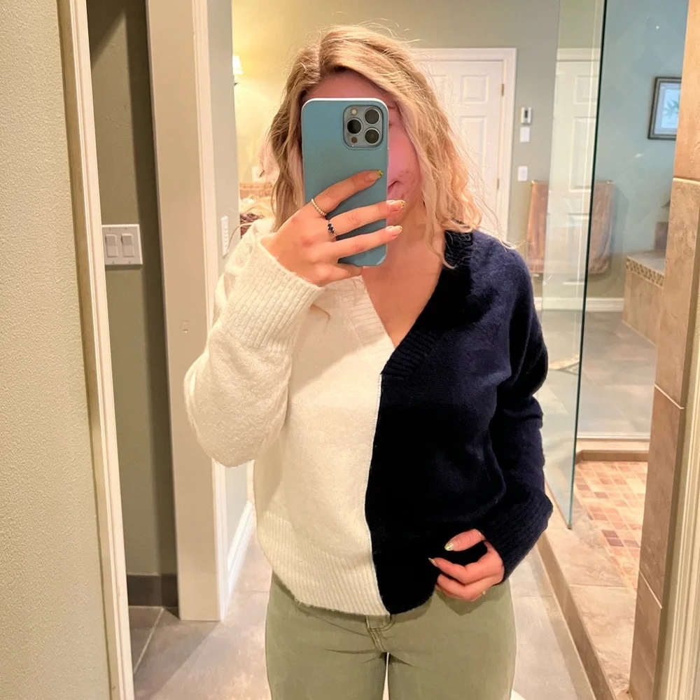 Two colored sweater - Picture 1 of 3
